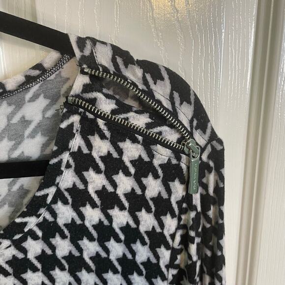 Michael Kors Black & White Hounds Tooth Long Sleeve Peplum Hem Top Size Medium - Picture 3 of 6